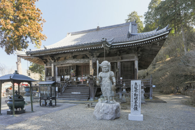 本堂（京都府重文）と炎髪不動明王立像（国重文化身仏）